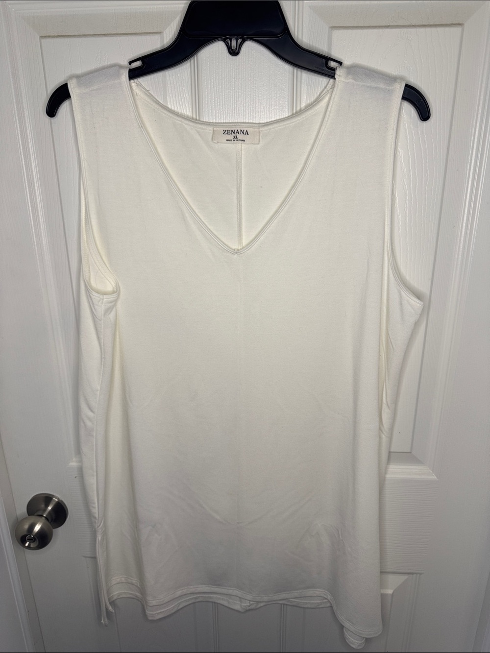 NWOT Zenana Outfitters White V-Neck Sleeveless Tank Top